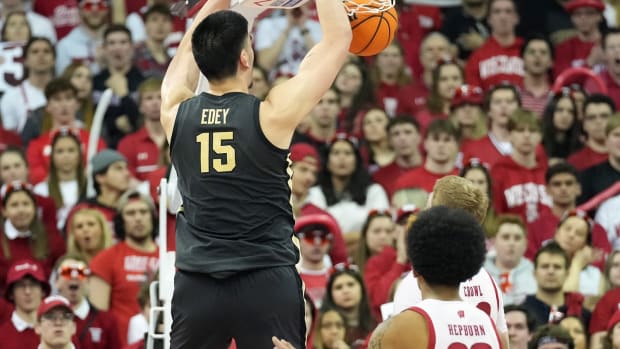 Zach Edey dunk at wisconsin
